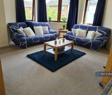 1 bedroom in a flat share to rent - Photo 2