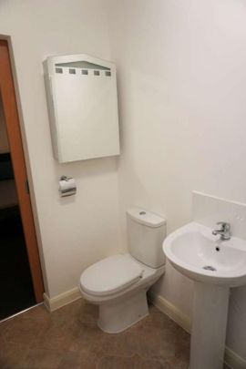 En-suite Double Room In Sun House, Gardner Street, Salford, M6 - Photo 1