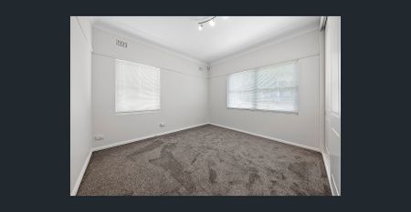 Bright & Spacious 4 Bedroom Home - Photo 3