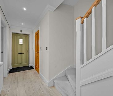 A modern and spacious home close to many of Farnham's most popular schools and just 2.5 miles to Farnham train station. - Photo 1