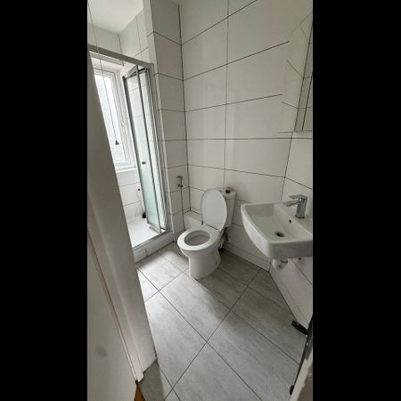 1 Bed Flat, Robin Hood Way, SW15 - Photo 4