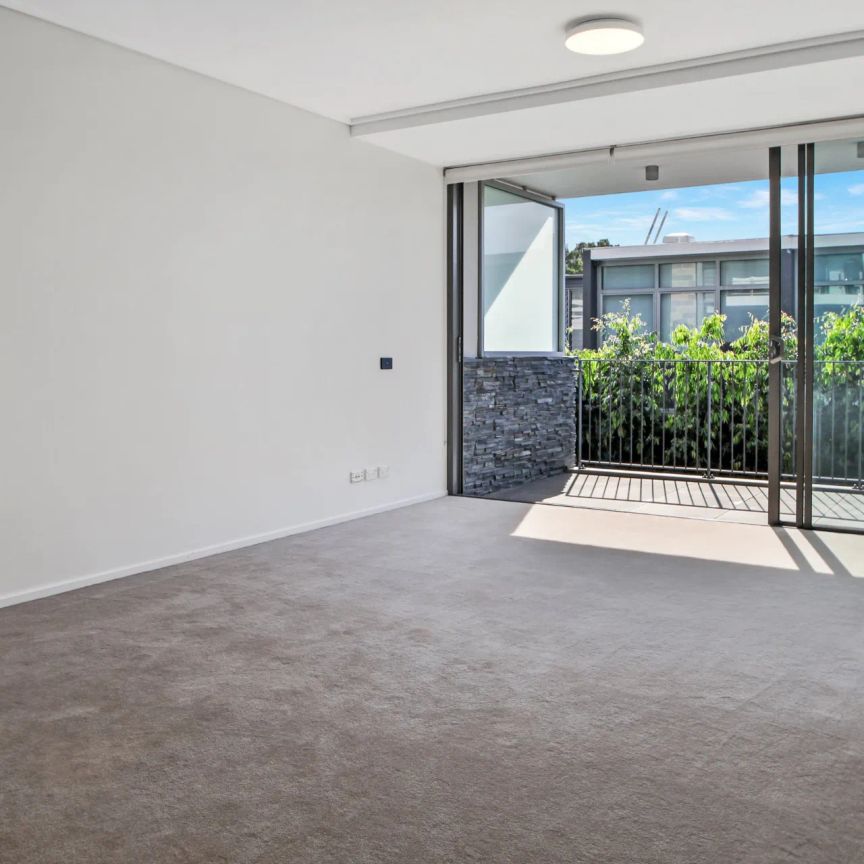 Contemporary split level apartment metres from the harbor's edge - Photo 1