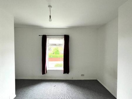 Partly Furnished 3 Bedroom Terrace - Photo 2