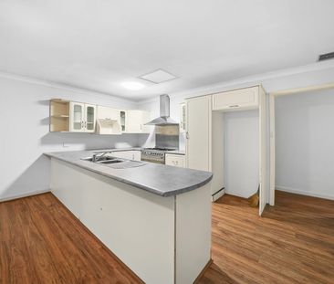 Large 4 Bedroom Family Home - Photo 6