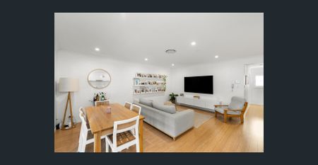 Large Modern Family Townhome - Photo 3