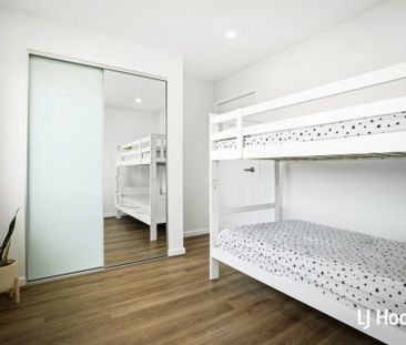 Beautiful 3 Bedroom Townhouse - Great Location! - Photo 3