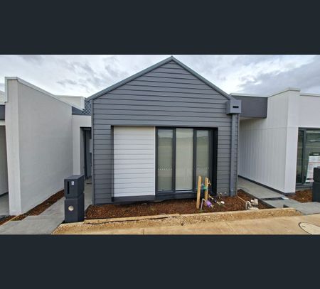 5 Callaway St, Mambourin, Vic 3024 - Photo 2