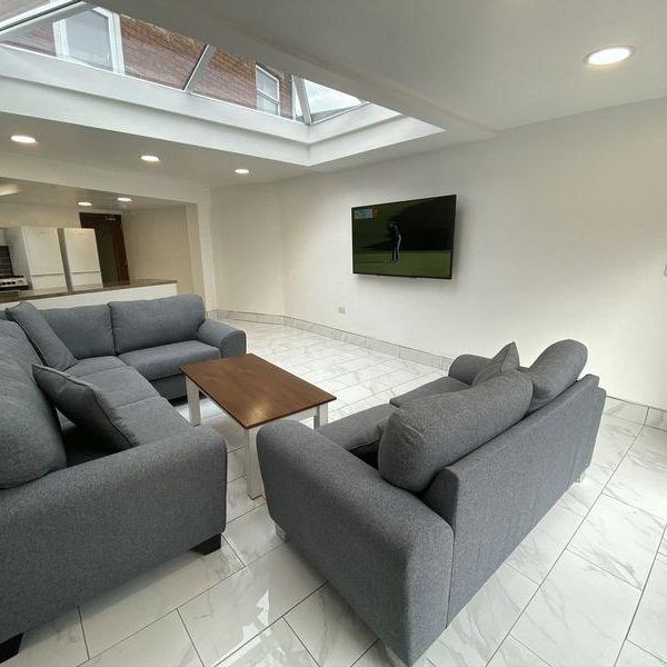 8 bedroom terraced house to rent - Photo 1