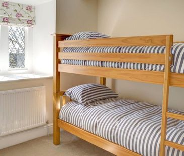 A very attractive period detached 4 bedroom, 2 bathroom property wh... - Photo 6