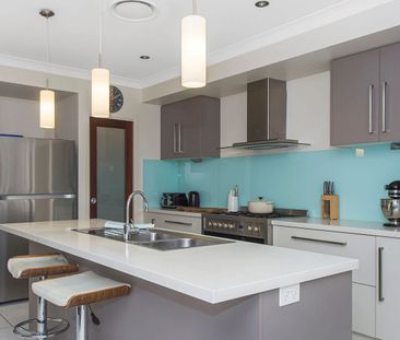 LARGE 4 BEDROOM FAMILY HOME WITH MEDIA ROOM, POOL AND SOLAR! - Photo 6