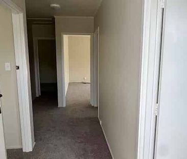 Spacious 6BR Family Home in Waitakere - Photo 3
