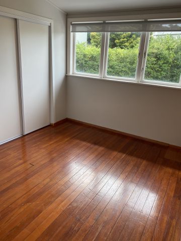 A family home with big green yard - Photo 4