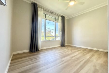 Beautifully presented family home set in prime location, offering both comfort and convenience - Photo 3