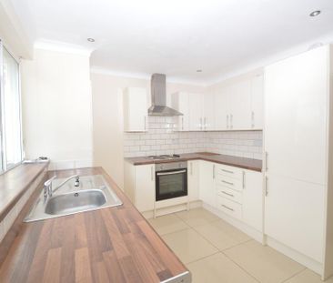3 bedroom end of terrace house to rent - Photo 3