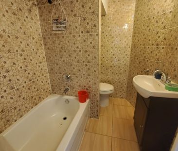 For Lease - 6096 Windfleet Crescent, Mississauga, Ontario - Photo 6