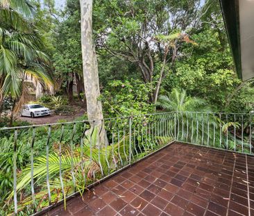 Located in a quiet leafy cul-de-sac setting - Photo 5