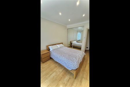 2 Bed Flat, Chiswick Court, W4 - Photo 2