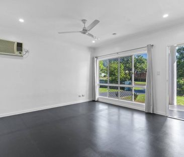 Fully Air condition - 13KW Solar - Pool - Near Mt Sheridan Plaza - Photo 5