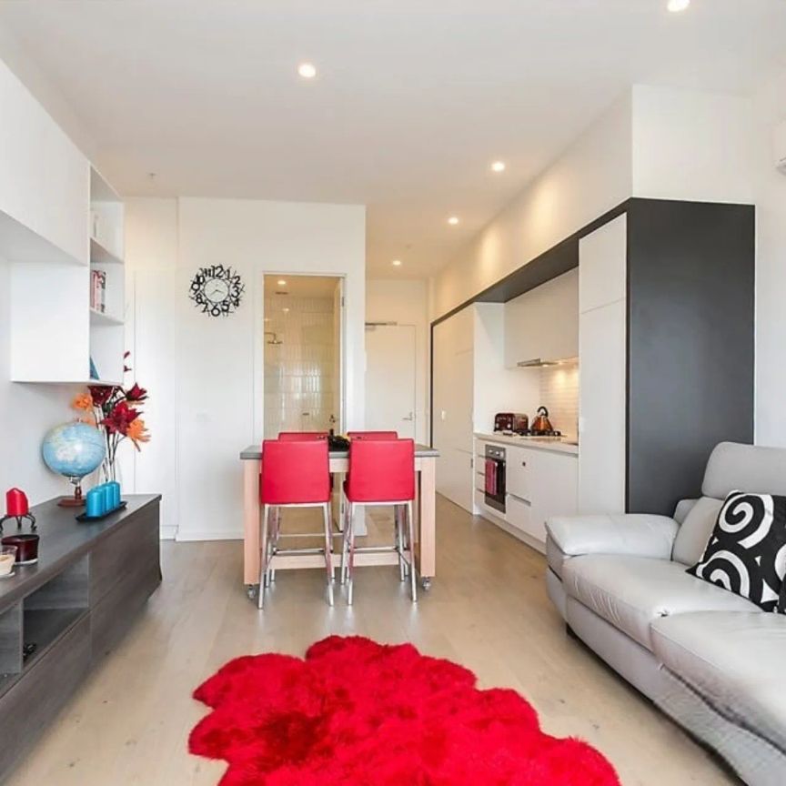 FURNISHED APARTMENT WITH SWEEPING VIEWS AND SLEEK STYLING! - Photo 1