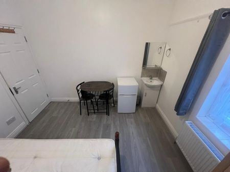 1 bedroom in a house share to rent - Photo 4