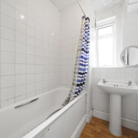 2 bedroom flat in Camden - Photo 4