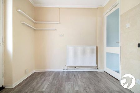 2 bedroom end of terrace house to rent - Photo 2