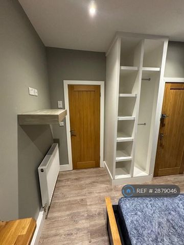 1 bedroom in a house share to rent - Photo 2