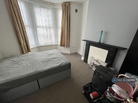 2 bedroom flat to rent - Photo 4
