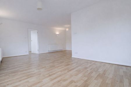 3 bedroom flat to rent - Photo 4