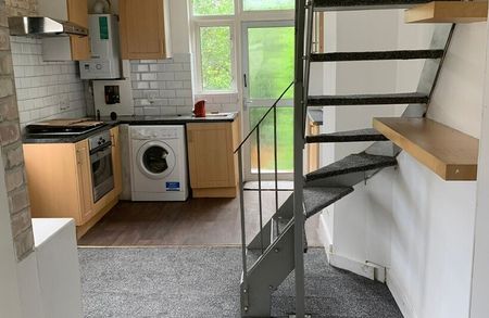 3 Marlbourgh Close Colliers Wood SW19 - Photo 5