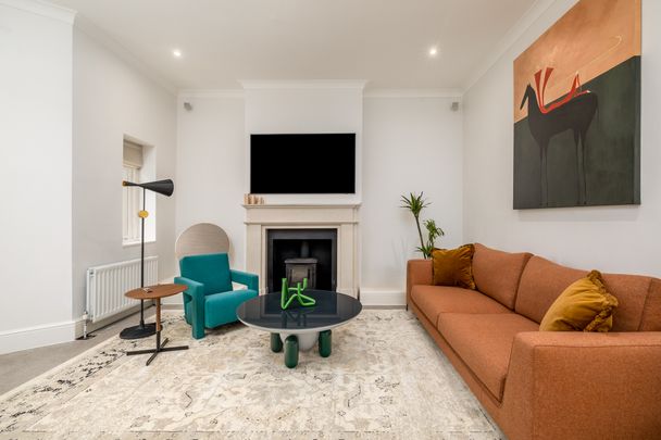 A handsome five-bedroom townhouse with a large garden in W2 - Photo 1