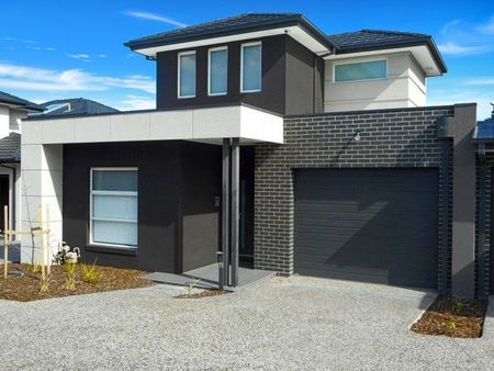 STUNNING 3 BEDROOM TOWNHOUSE IN A PRIME LOCATION - Photo 2