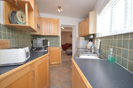 2 bedroom end of terrace house to rent - Photo 3
