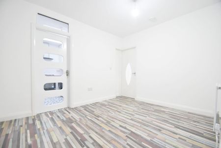 2 Bed Flat, Wingate Road, IG1 - Photo 2