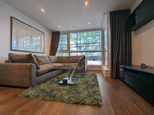 Dockside flat close to Canada Water Station - Photo 1