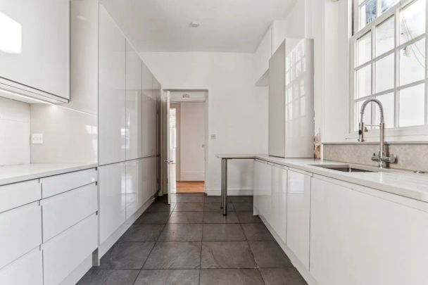 4 bedroom flat in Allen Street - Photo 1