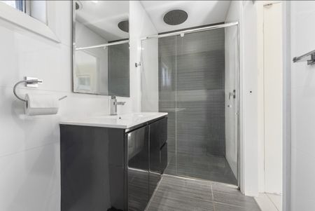 Spacious lounge and Gas cooking! - Photo 3