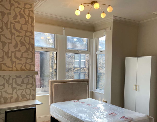 🏡 New! Leeds House Share ✨ Be First To Move In! - Photo 1