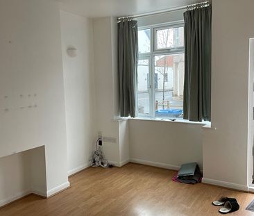 2 Bed Terraced House, Oakwood Avenue, CR4 - Photo 6