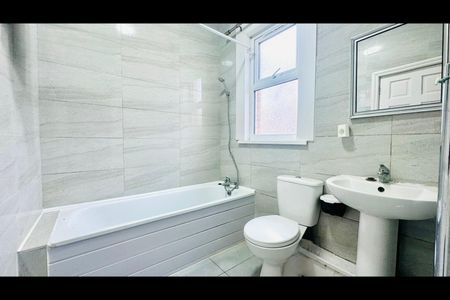 2 Bed Terraced House, Dersingham Avenue, E12 - Photo 4
