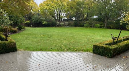 Large Executive Home - Photo 4