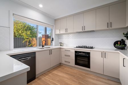 Modern Townhouse For Rent – East Albury Location - Photo 5