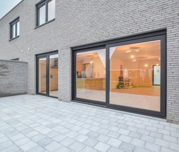 Energiezuinige en hoogwaardig afgewerkte nieuwbouwwoning te Roksem. - Photo 2