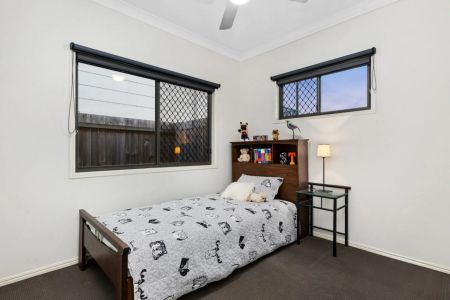 Contemporary living close to parks, shops, and transport. - Photo 3