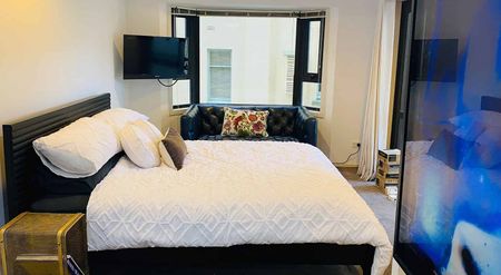 Chic Central Apt with Artful Touch incl Internet - Photo 5