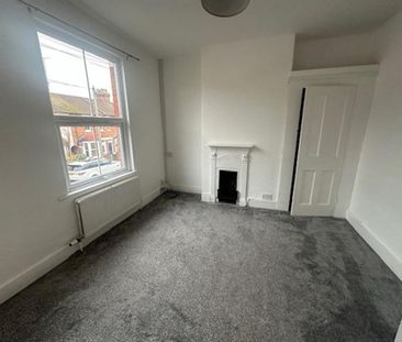 Available 3 Bed House - terraced - Photo 5
