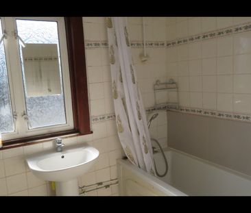 Room in a Shared House, Castle Villas, NW2 - Photo 2