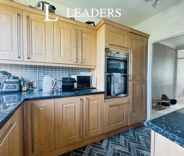 3 bedroom flat to rent - Photo 3