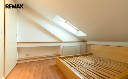 Pronájem nadstandardního mezonetového bytu 3+kk s balkonem a parkovacím stáním – Hradec Králové, Kuk - Фото 2