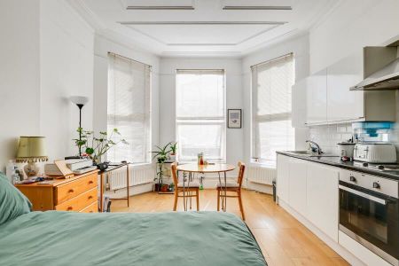 Studio Flat To Let - Photo 2